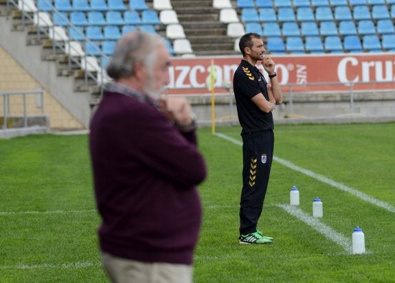 Rogelio Palomo (Deportivo Pacense), y al fondo Óscar de Paula (Badajoz). :: c. m.