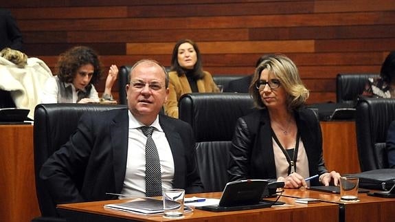 La portavoz del PP en la Asamblea de Extremadura, Cristina Teniente, junto a José Antonio Monago hoy en la Asamblea