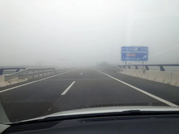 Niebla en la autovía A-66 entre Cáceres y Plasencia, el pasado martes. :: hoy