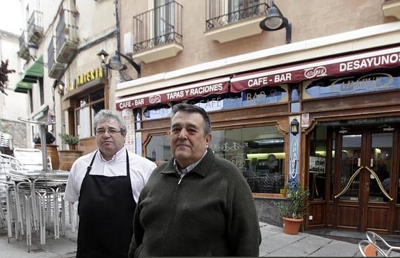 Isidoro Rey (derecha), dueño del Adarve, junto a Pepe Rojo, uno de sus empleados. 