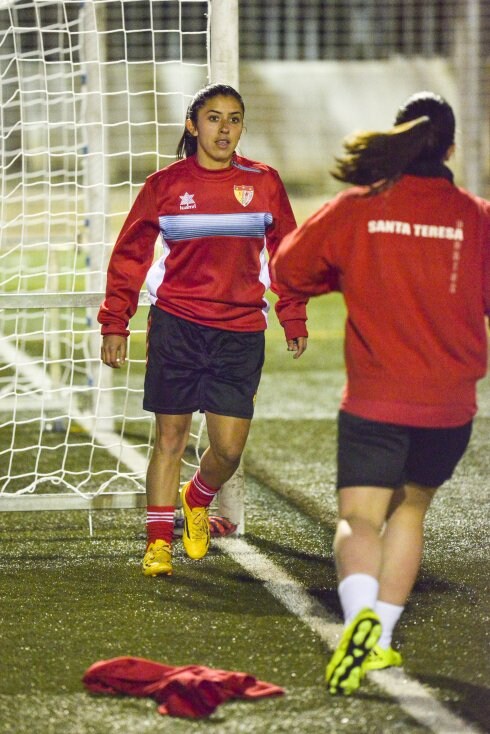 La lateral costarricense se entrena en la banda de El Vivero. :: J. V. Arnelas