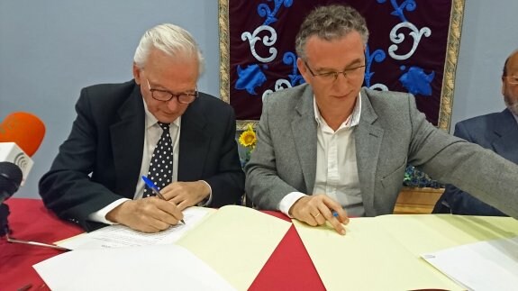 Ramírez Heredia y Quintana firman el convenio. :: e.d.