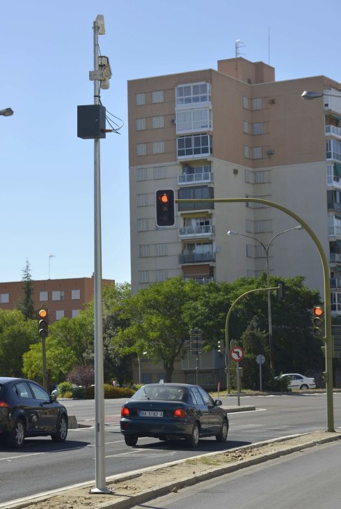 Uno de los fotorrojos de la 'autopista'. :: hoy