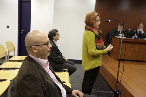 Carmen Heras declaró durante más de una hora; detrás de ella, los otros dos acusados, Santiago Tabares y Francisco Torres. :: lorenzo cordero