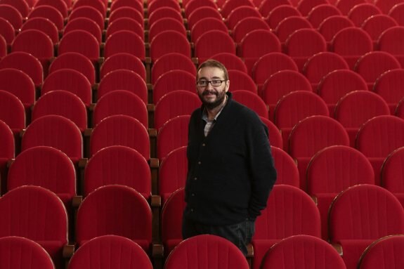 El director del teatro Alkázar, Juan Ramón Santos, en el patio de butacas. :: andy solé