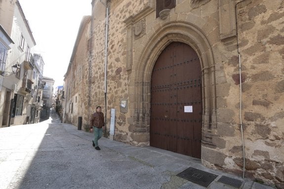 Puerta de la capilla del convento de San Ildefonso, donde se sigue celebrando misa cada sábado pese a llevar un año deshabitado. :: andy solé