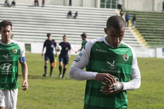 Ismael, que arrojó buenas sensaciones sobre el campo, no tuvo el debut soñado. :: J. REY