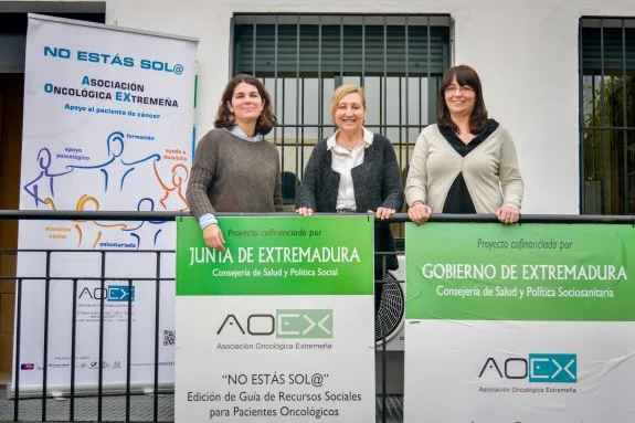 Marta Nadal, Isabel Rolán y María Jesús Vázquez, en la sede de la Asociación Oncológica. :: J. V. Arnelas