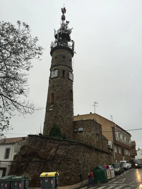 Torre del Trabajo, que preside la barriada de Antonio Canales. :: m. n.
