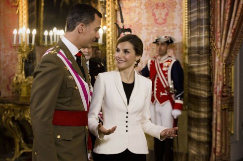 Felipe VI y Letizia dialogan durante la celebración de la Pascua Militar en el Palacio Real. :: AFP