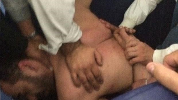 Un hombre orina sobre otro pasajero en un vuelo y se organiza una gran pelea a bordo