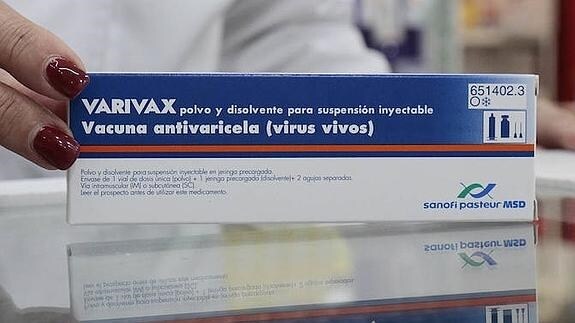 Una farmaceútica placentina muestra una caja de Varivax, la vacuna contra la varicela