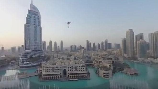 Espectacular salto desde el rascacielos más alto del mundo en 360º