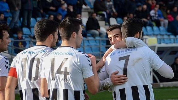 Los jugadores blanquinegros celebran un gol ante el Don Benito