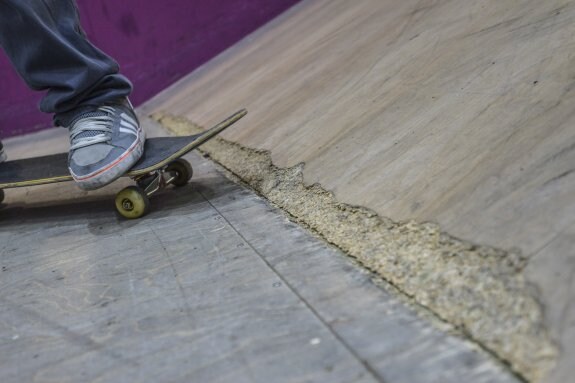 Las imágenes muestran los desperfectos que el paso del tiempo han ocasionado en la pista de skate. :: j. v. arnelas