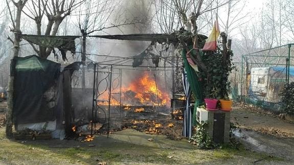 Varias caravanas arden en un incendio en el camping de Losar de la Vera