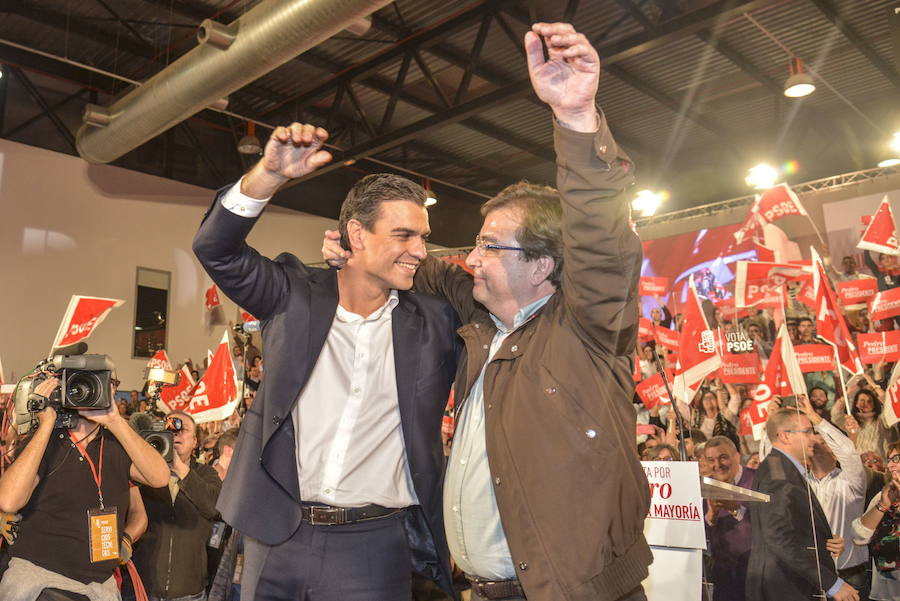 El candidato del PSOE a presidir el Gobierno, Pedro Sánchez, con Fernández Vara en un mitin.