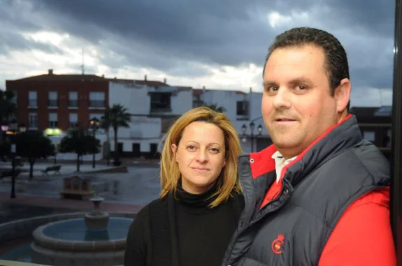 Anabel y Andrés, padres de Elsa, ayer en la plaza de España de Arroyo de San Serván. :: brígido