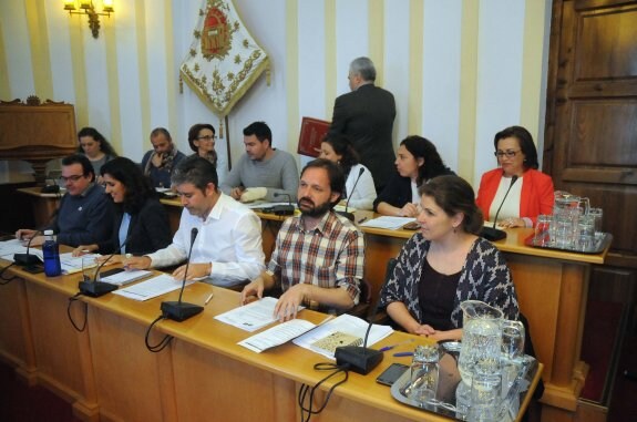 Miembros del Gobierno local en el salón de plenos. :: hoy