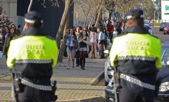 Policías Locales de la ciudad vigilan la fiesta de la primavera en una imagen de archivo. :: hoy