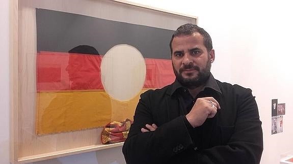 El galerista Juan Luis López, junto a una de las obras de Casa Sin Fin. :: laura sánchez