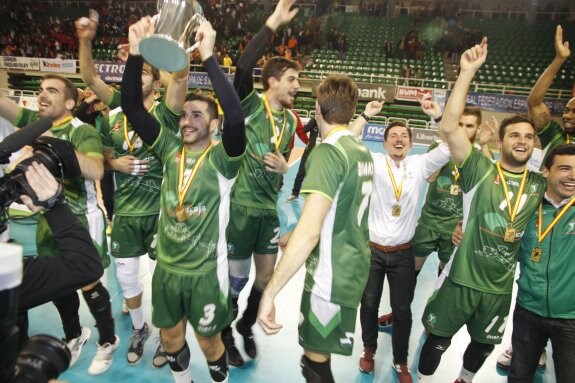 Los jugadores del Unicaja Almería levantan la Copa del Rey de voleibol. :: ARMANDO MÉNDEZ