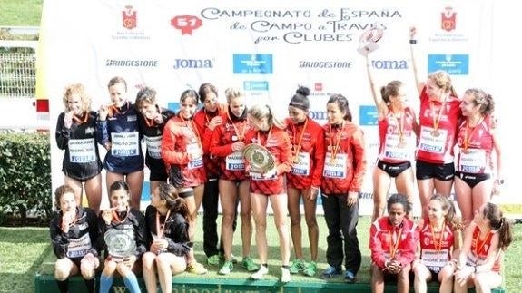 Tania Carretero sostiene el trofeo de campeonas