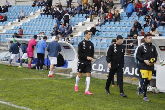 Pablo Aguilera y el portero Isi Jareño se dirigen al banquillo antes de empezar un partido. :: FRAN JIMÉNEZ