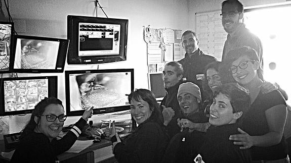 Los trabajadores del centro de Zarza de Granadilla celebran el nacimiento de los cuatro cachorros