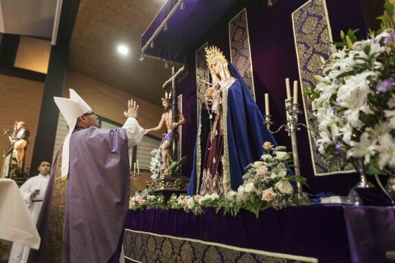 El obispo Francisco Cerro bendiciendo la imagen de la Virgen del Rosario ayer por la tarde. :: j. rey