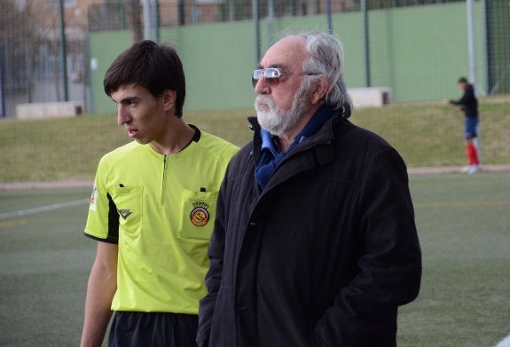 Rogelio Palomo, técnico del Deportivo, con uno de los jóvenes asistentes del encuentro del domingo ante el Pueblonuevo. :: casimiro moreno