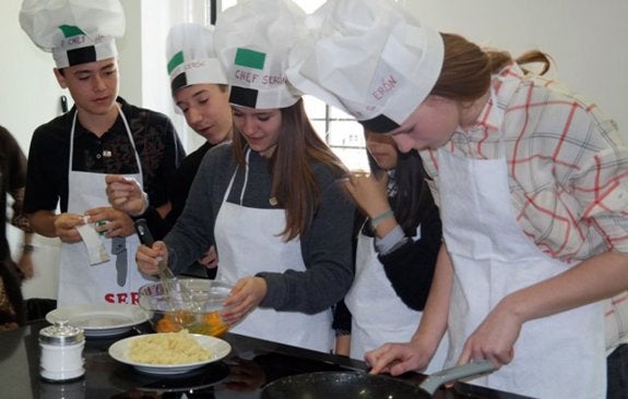 Alumnos franceses elaborando la tortilla. :: f. h.