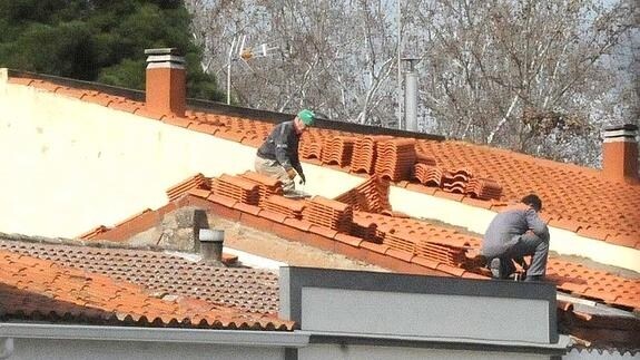 Operarios trabajan en la rehabilitación de un edificio en Mérida. :: BRÍGIDO