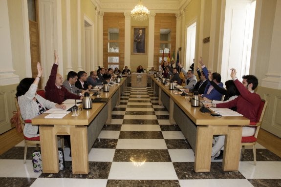 Momento en el que los tres grupos de la oposición votan la moción de Cáceres Tú. 