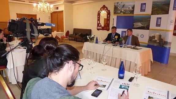 Rueda de prensa ofrecida ayer por los responsables de la central nuclear. :: MAM