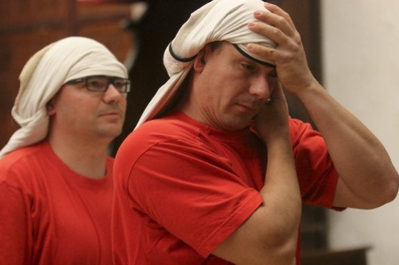 Preparándose el costal antes de cargar.