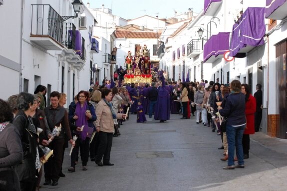 Un nutrido grupo de costaleros acompañan al Nazareno. :: m. valle