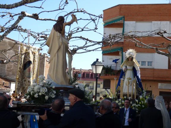 El Cristo resucitado frente a la Virgen con manto azul. :: M.A.M.