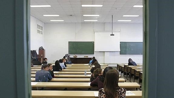 Aspitantes a un puesto de trabajo en el SES, en un examen de la última oposición