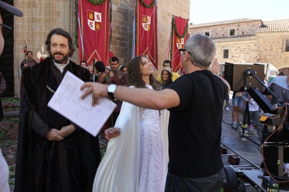 1. Rodaje de 'Teresa, el cuerpo de Cristo' en 2007.  2. 'Isabel' ha visitado Cáceres en tres ocasiones. La primera, en 2011. 3. Imagen de '1492, la conquista del paraíso'. Se filmó en 1992.  4. Escena de la película 'Planes para mañana', de 2009.  5. Penélope Cruz en 'La Celestina', dirigida por Fernando Vera y rodada en 1996.