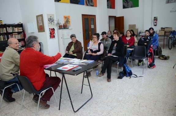 Andrés Plaza y José María Salguero, en la lección inaugural del curso de esperanto. :: casimiro moreno