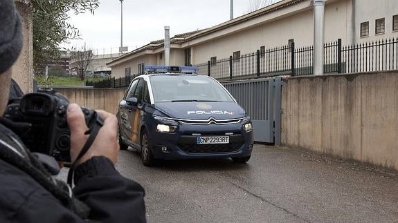 El sacerdote sale del juzgado en libertad provisional dentro del coche policial.