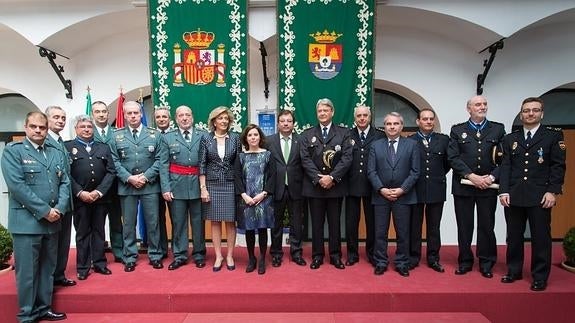 Sáenz de Santamaría impone a doce agentes la encomienda del Mérito Civil