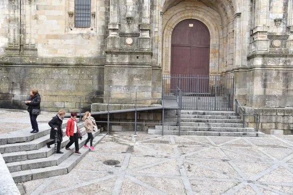 Rampa en la entrada a la catedral vieja, que actualmente ve su utilidad muy mermada por las escaleras de la plaza. :: david palma
