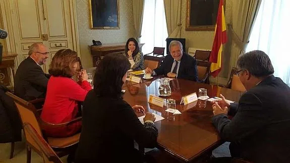 Reunión entre el equipo de la consejera  de Hacienda, Blanco-Morales, y cargos del ministerio