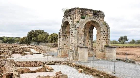 El yacimiento arqueológico de Cáparra recupera su anfiteatro romano