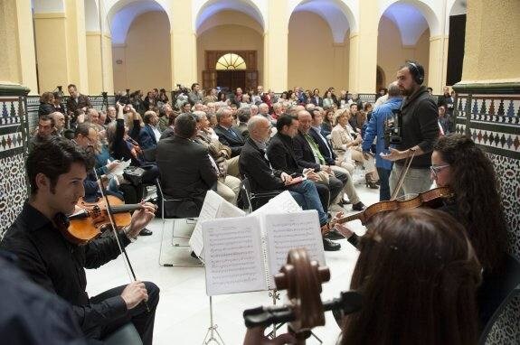 Un trío del Conservatorio amenizó la presentación, a la que acudieron muchos pacenses. :: pakopí