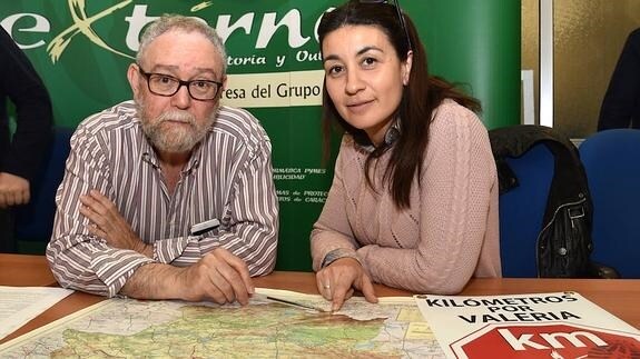 Jesús Muñoz y Trinidad Moreno señalan el mapa del norte extremeño por donde  discurrirá la ruta de 40 días y 900 kilómetros