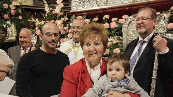 El pequeño Víctor, con su abuela y su padre. 