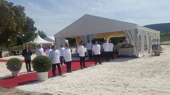 La comida se sirvió en su nueva finca de Olivenza bajo una jaima y una carpa instalada para la ocasión. 